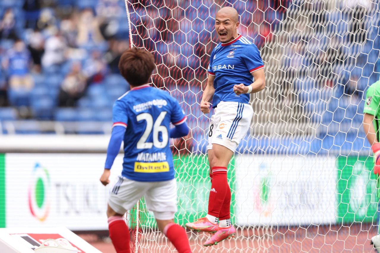 Penyerang Yokohama F. Marinos, Daizen Maeda, sleebrasi usai mencetak gol di gelaran Meiji Yasuda J1 League 2021.