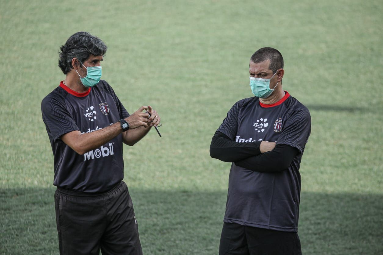 Pelatih Bali United, Stefano Cugurra (kiri), bersama pelatih kiper asal Brasil, Marcelo da Silva Pires (kanan), 18 Maret 2021.