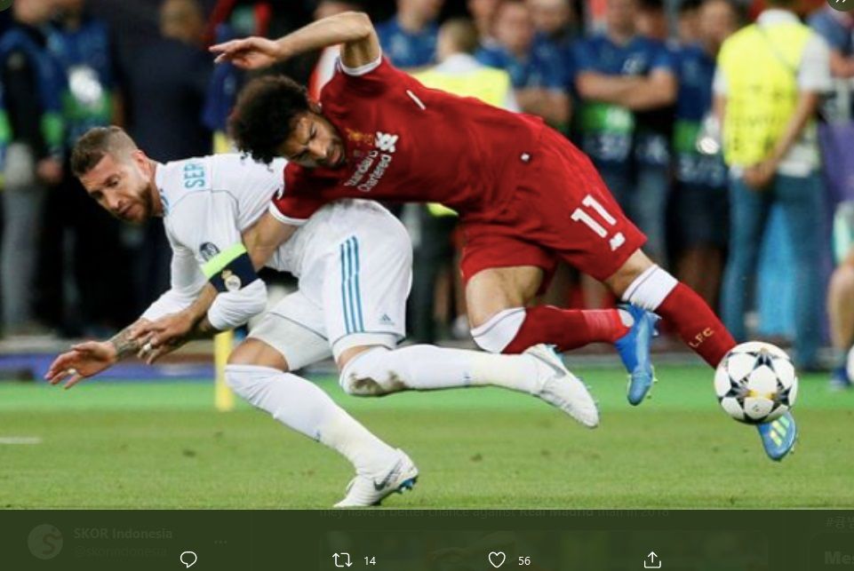 Inilah momen ketika penyerang Liverpool, Mohamed Salah (kanan) dijatuhkan bek Real Madrid, Sergio Ramos, dalam final Liga Champions 2017-2018.
