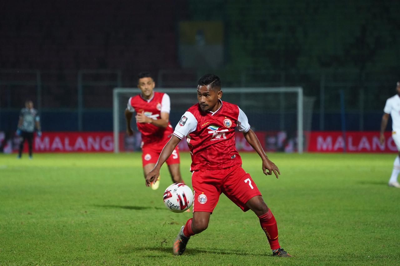 Aksi Ramdani Lestaluhu saat Persija bersua PSM Makassar dalam laga Grup B Piala Menpora 2021 di Stadion Kanjuruhan, Kabupaten Malang, 22 Maret 2021.