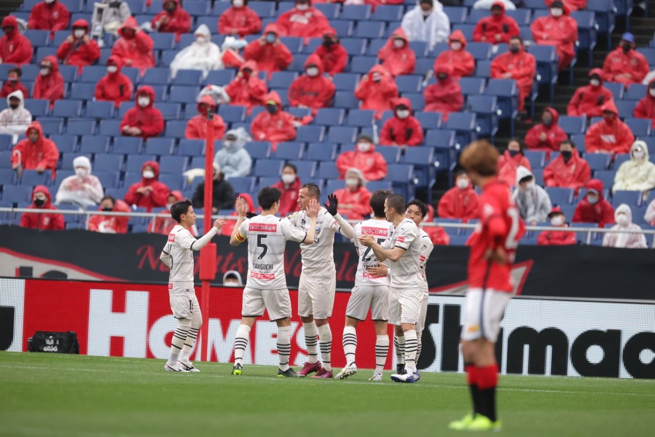 Para pemain Kawasaki Frontale merayakan gol Leandro Damiao ke gawang Urawa Red Diamonds di Meiji Yasuda J1 League 2021, Minggu (21/3/2021).