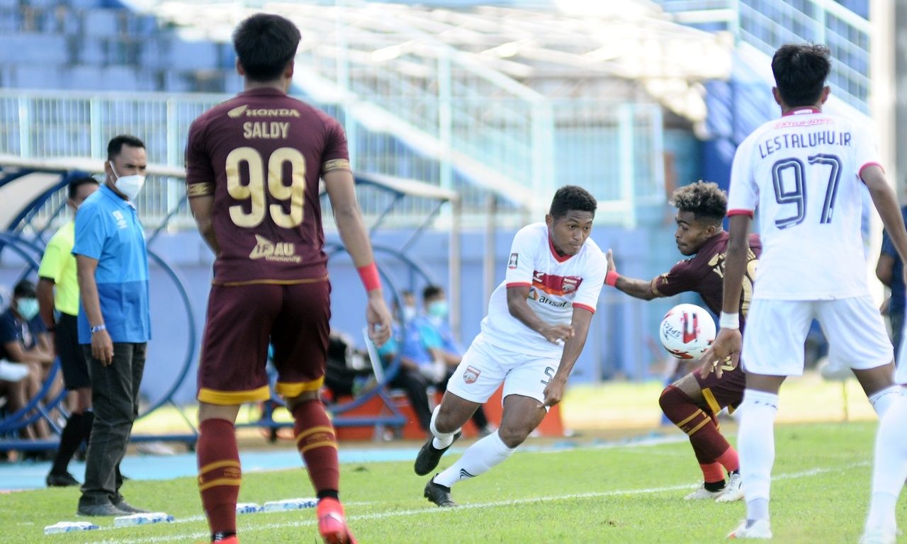 Pemain Borneo FC, Fajar Fathurrahman (tengah, baju putih), berkelit dari kejaran pemain PSM Makassar, Yakob Sayuri (tengah, kaos merah), pada laga pamungkas Grup B Piala Menpora 2021 di Stadion Kanjuruhan, Malang, Rabu (31/3/2021).