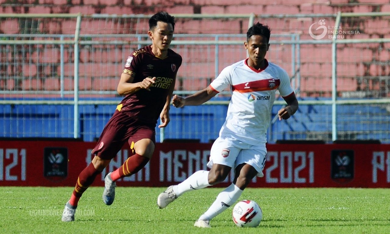 Pemain Borneo FC, Hendro Siswanto (kanan), dikawal pemain PSM Makassar, Sutanto Tan (kiri), pada laga terakhir Grup B Piala Menpora 2021 di Stadion Kanjuruhan, Malang, Rabu (31/3/2021).