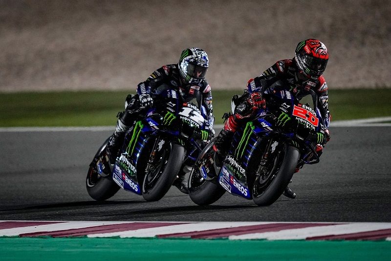 Duo rider Monster Energy Yamaha, Maverick Vinales (kiri) dan Fabio Quartararo (kanan), saat tampil dalam sesi balapan MotoGP Qatar 2021 yang berlangsung di Sirkuit Losail pada Senin (29/3/2021) dini hari WIB.