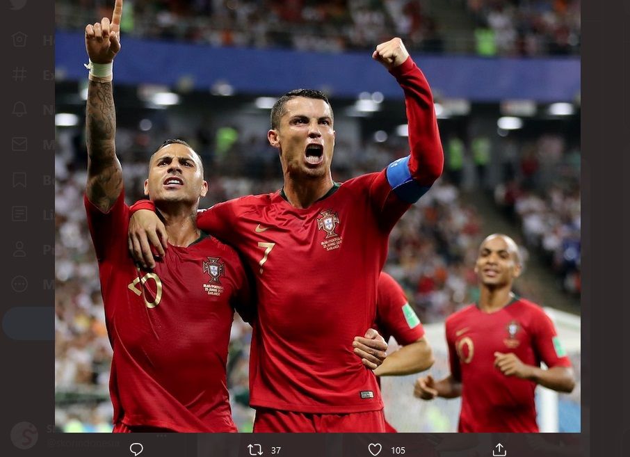 Cristiano Ronaldo (kanan) dan Ricardo Quaresma merayakan gol di timnas Portugal.