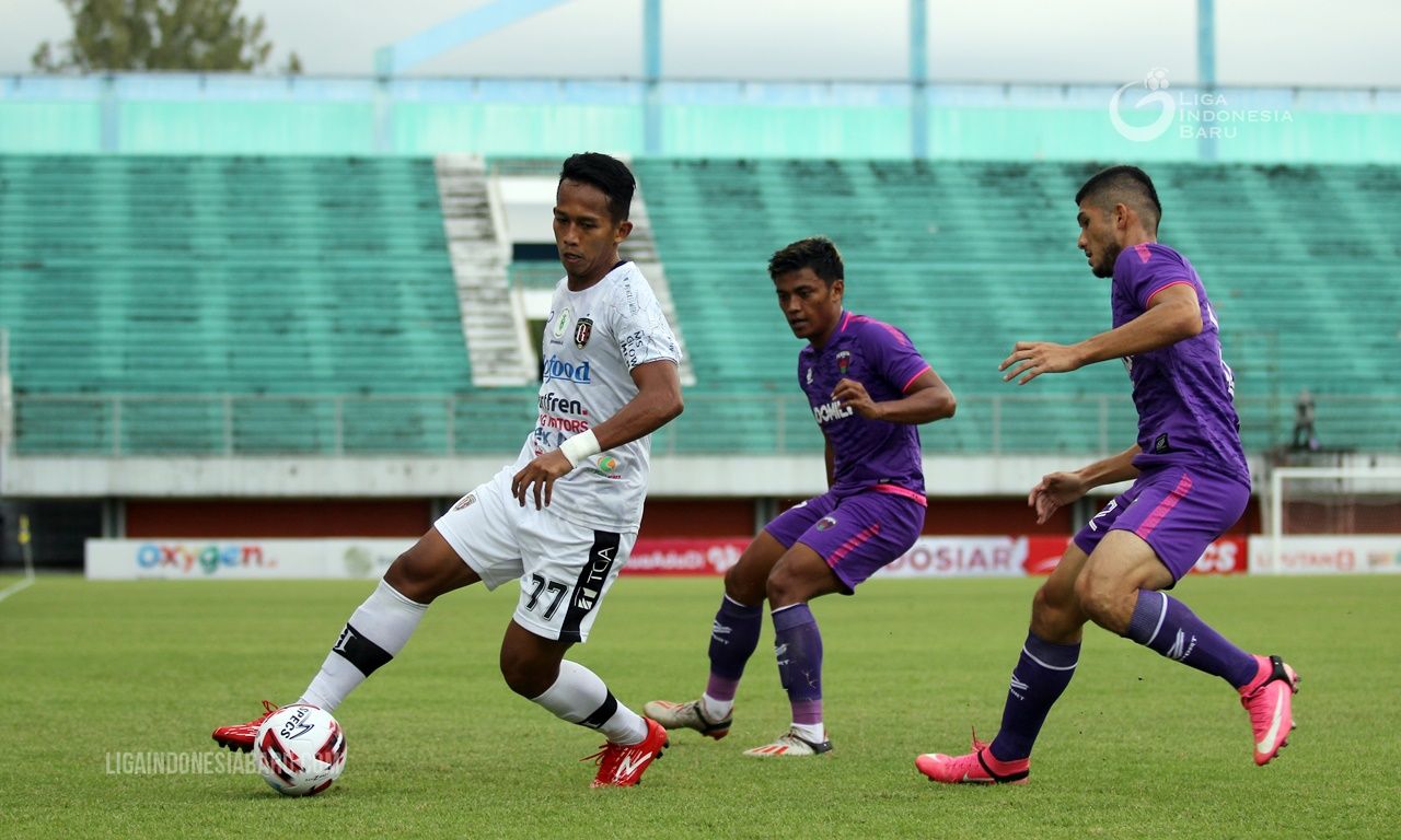 Pemain Bali United, Muhammad Rahmat diawasi dua pilar Persita, Irsyad Maulana (tengah) dan Kevin Gomes di lanjutan fase penyisihan Piala Menpora 2021 di Stadion Maguwoharjo, Kabupaten Sleman, 2 April 2021.