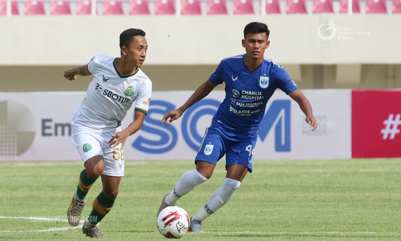 Gelandang PSIS Semarang, Eka Febri (kanan), selalu menjadi pilihan pelatih untuk mengisi daftar sebelas pemain pertama pada tiga laga awal Piala Menpora 2012.