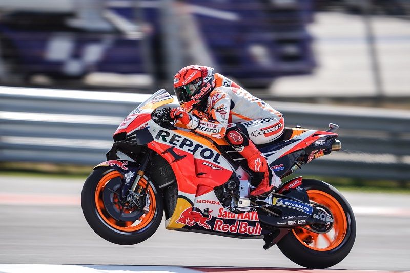 Aksi Marc Marquez (Repsol Honda) saat tampil dalam sesi FP1 MotoGP Portugal 2021 yang digelar di Sirkuit Algarve pada Jumat (16/4/2021).