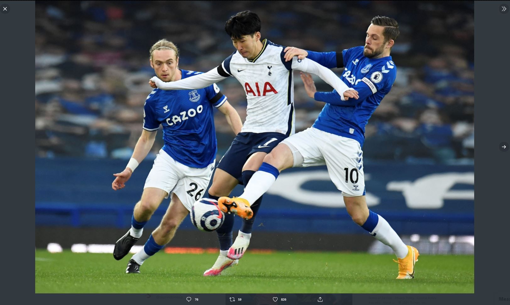 Aksi Son Heung-Min (tengah) pada laga Everton vs Tottenham Hotspur di Liga Inggris.