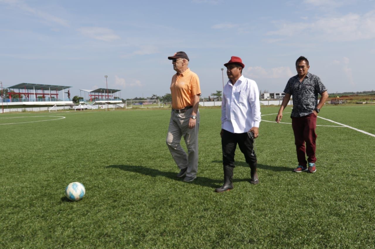 Bernhard Schumm dan Subangkit bersama pemilik PSG Pati dan SPFA Saiful Arifin/Media PSG Pati
