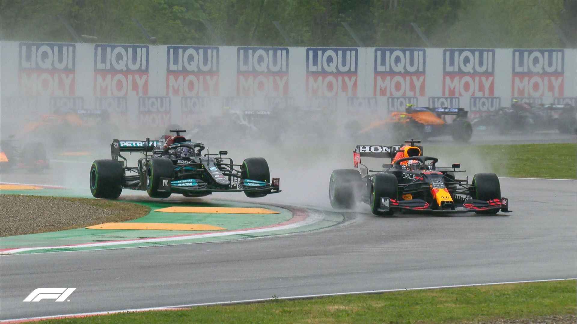 Persaingan sengit antara Lewis Hamilton (kiri) dan Max Verstappen (kanan) tersaji pada awal F1 GP Emilia Romagna 2021 yang berlangsung di Sirkuit Imola, Italia pada Minggu (18/4/2021).