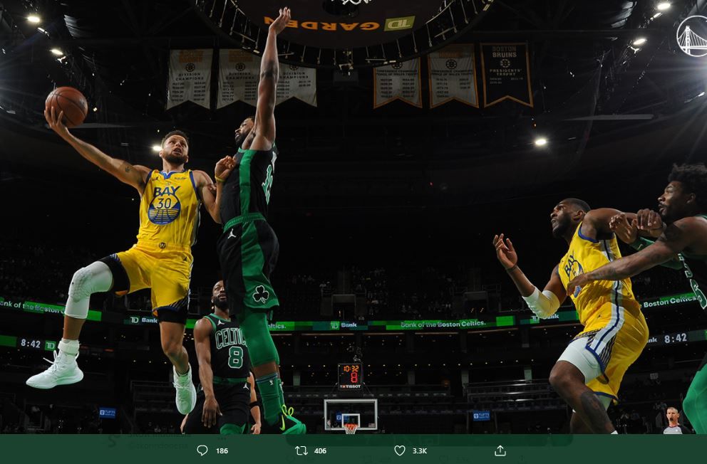 Stephen Curry (kiri) berusaha melakukan layup dalam laga Boston Celtics vs Golden State Warriors, Minggu (18/4/2021)