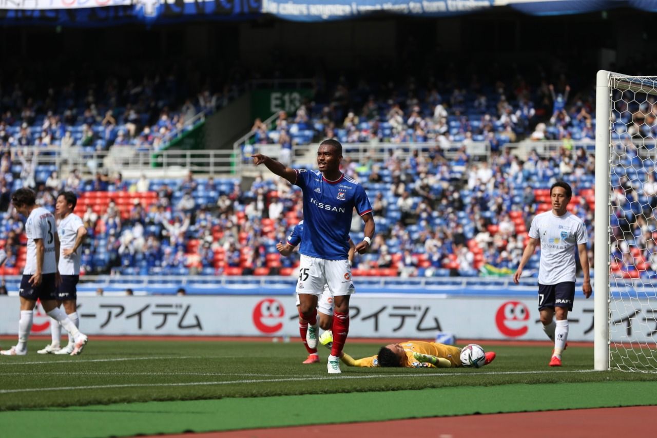 Pemain Yokohama F. Marinos, Ado Onaiwu, merayakan gol ke gawang Yokohama FC di Meiji Yasuda J1 League.