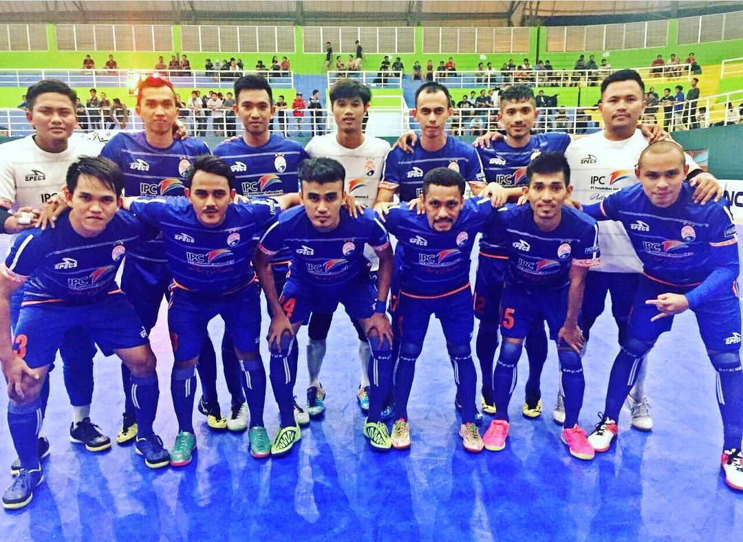 Indra Kurnia Purnomo (atas, ketiga dari kanan) saat foto tim IPC Pelindo II Jakarta di Liga Futsal Indonesia 2016.