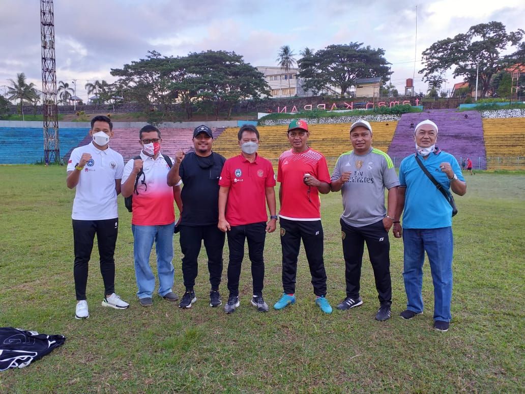 Mundari Karya (keempat dari kiri) menjadi perwakilan PSSI dalam kegiatan Bimtek untuk pengembangan cabor sepak bola di Maluku bersama Kemenpora.
