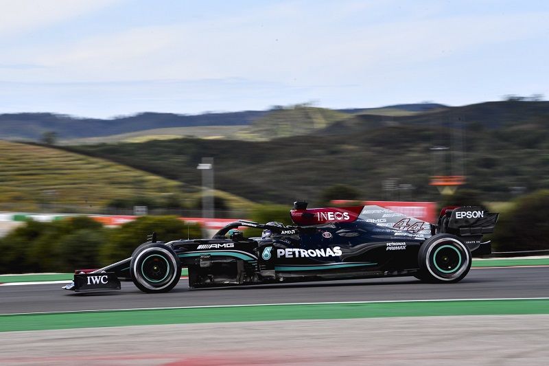 Pembalap Mercedes-AMG Petronas, Lewis Hamilton, melintasi salah satu sudut Sirkuit Algarve pada sesi balapan F1 GP Portugal 2021, Minggu (2/5/2021).