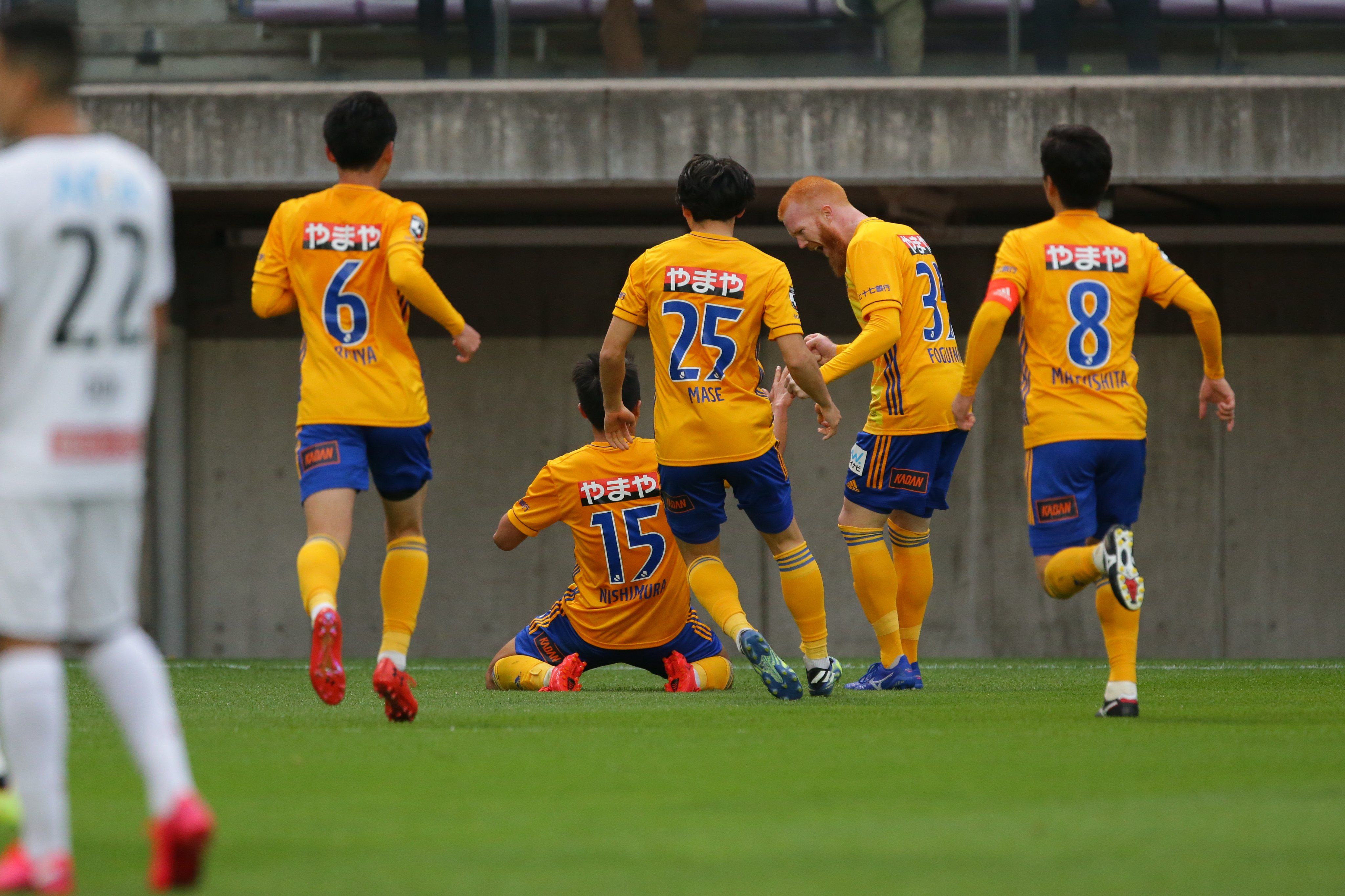 Para pemain Vegalta Sendai merayakan gol ke gawang Kashiwa Reysol pada laga Meiji Yasuda J1 League, Sabtu (1/5/2021).