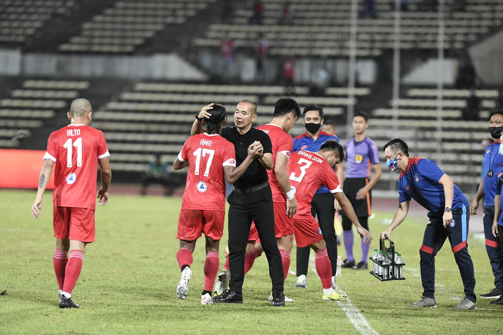 Pelukan pelatih Kurniawan Dwi Yulianto (kaus hitam) kepada pemain senior Sabah FC, Amri Yahyah saat laga kontra Perak FC, dalam partai pekan ke-11 Liga Super Malaysia 2021 di Stadion Likas, Kona Kinabalu, 2 Mei 2021.