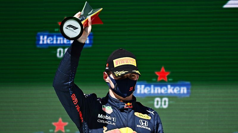 Pembalap Red Bull Racing, Max Verstappen, mengangkat pialanya sebagai runner up F1 GP Portugal yang digelar di Sirkuit Algarve, Portimao pada Minggu (2/5/2021).