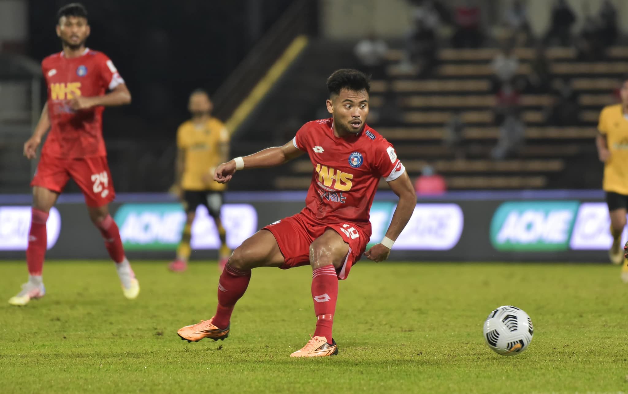 Aksi Saddil Ramdani saat membela Sabah FC yang menang atas tamunya, Perak FC, dalam partai pekan ke-11 Liga Super Malaysia 2021 di Stadion Likas, Kona Kinabalu, 2 Mei 2021.