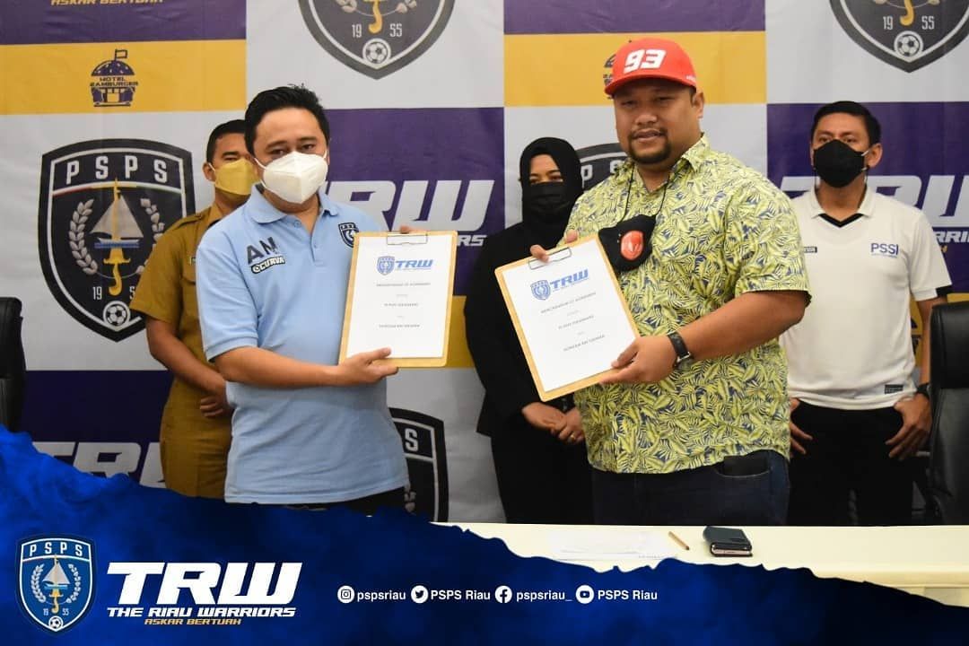 Pemilik baru klub Liga 2, PSPS Riau, Norizam Tukiman (kanan), menyebut bahwa industri sepak bola Indonesia akan kian maju di tahun 2024.