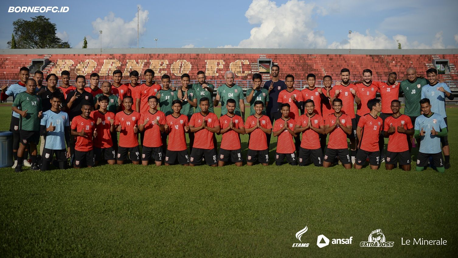 Para pemain, pelatih, dan ofisial Borneo FC.