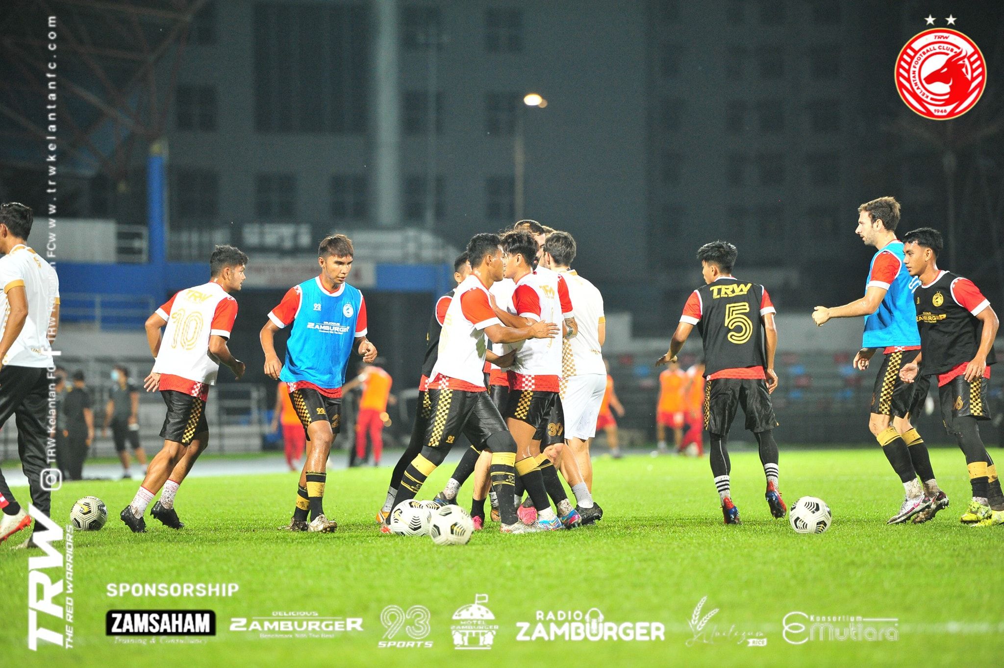 Para pemain Kelantan FC melakukan pemanasan jelang laga kontra tuan rumah Selangor FC II di Stadion Majlis Bandaraya Petaling Jaya dalam lanjutan Liga Premier Malaysia 2021, 3 Mei 2021.