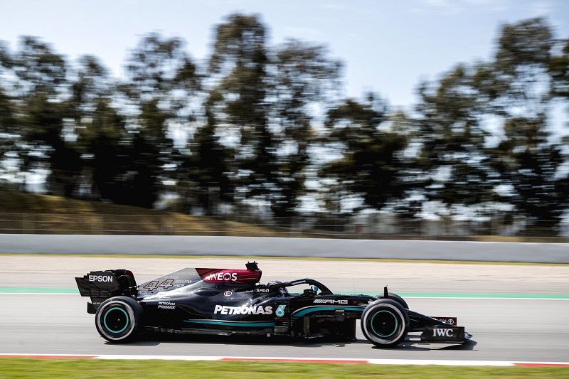 Lewis Hamilton (Mercedes-AMG Petronas) kala tampil dalam sesi latihan bebas F1 GP Spanyol 2021 yang digelar di Circuit de Barcelona-Catalunya pada Jumat (7/5/2021).