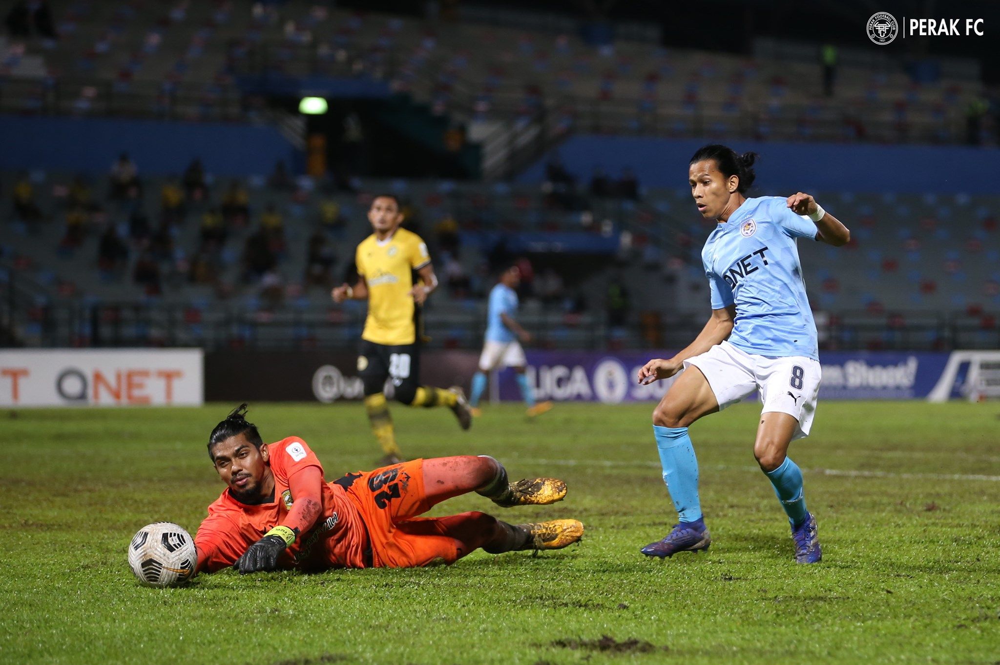 Kiper sekaligus wakil kapten Perak FC, Hafizul Hakim mengamankan bola sontekan dari pemain Petaling Jaya City FC, Khairil Anuar dalam laga Liga Super Malaysia 2021, 5 Mei 2021.