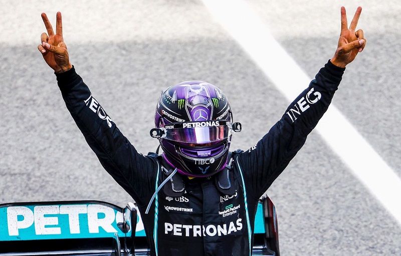 Selebrasi Lewis Hamilton (Mercedes-AMG Petronas) sesaat setelah memenangi F1 GP Spanyol 2021 yang digelar di Circuit de Barcelona-Catalunya pada Minggu (9/5/2021).