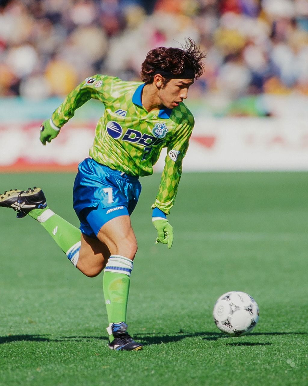 Legenda timnas Jepang, Hidetoshi Nakata, bermain untuk Bellmare Hiratsuka (sekarang Shonan Bellmare) di J.League tahun 1996.