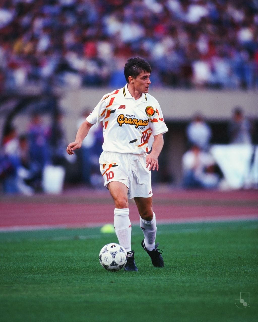 Dragan Stojkovic saat membela Nagoya Grampus di J.League tahun 1995.
