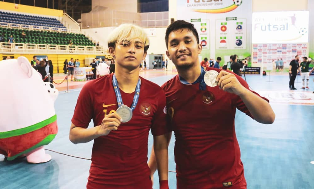 Syahidansyah Lubis bersama Bambang Bayu Saptaji (kanan-kiri) memamerkan piagam perak usai saling membela timnas futsal Indonesia menempati peringkat dua Piala AFF Futsal 2019.