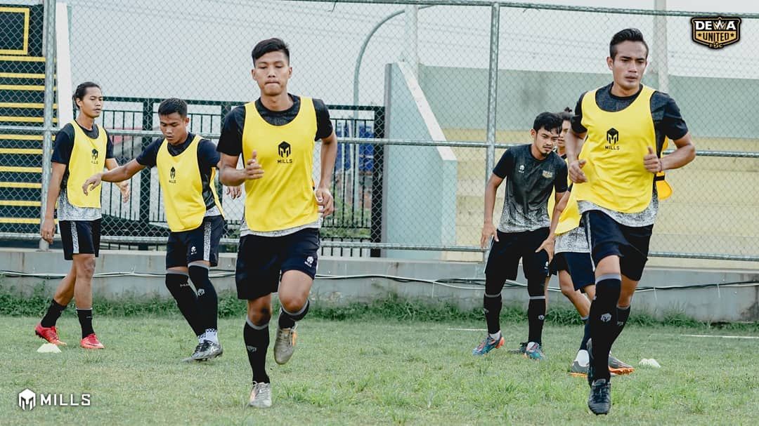 Skuad Dewa United FC menjalani latihan di Pamulang Community Center (PCC), Tangerang Selatan. 