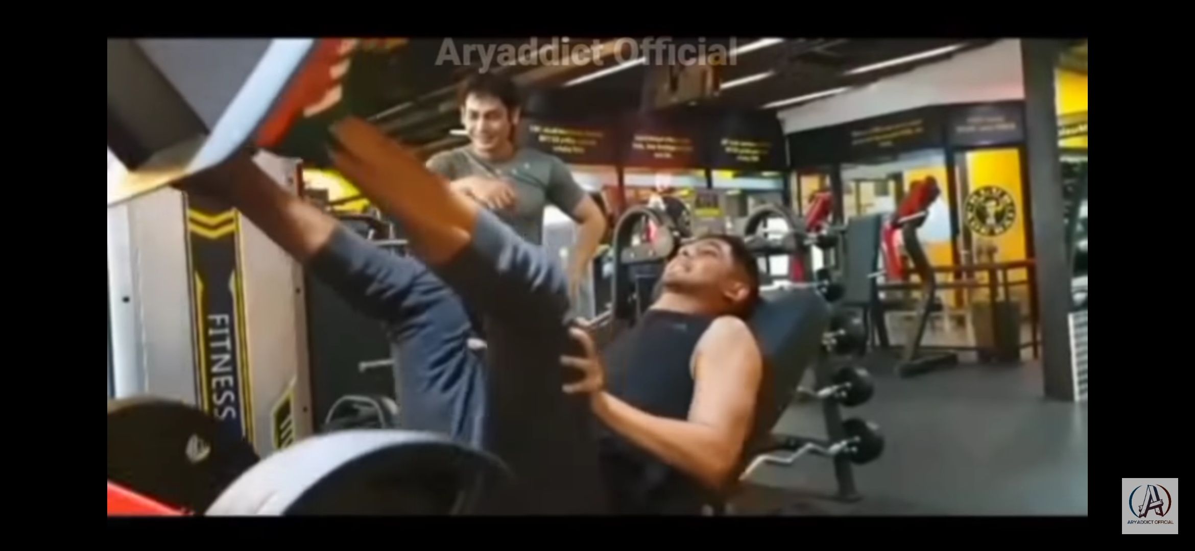 Arya Saloka melatih otot-ototnya di gym saat berada di luar lokasi syuting sinetron Ikatan Cinta.