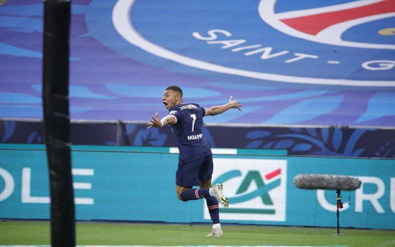 Selebrasi Kylian Mbappe usai mencetak gol untuk PSG melawan Monaco di final Piala Prancis, Kamis (20/5/2021).