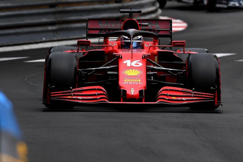 Pembalap Scuderia Ferrari, Charles Leclerc, saat tampil dalam sesi kualifikasi F1 GP Monako 2021 yang digelar di Sirkuit Jalan Raya Monte Carlo pada Sabtu (22/5/2021).