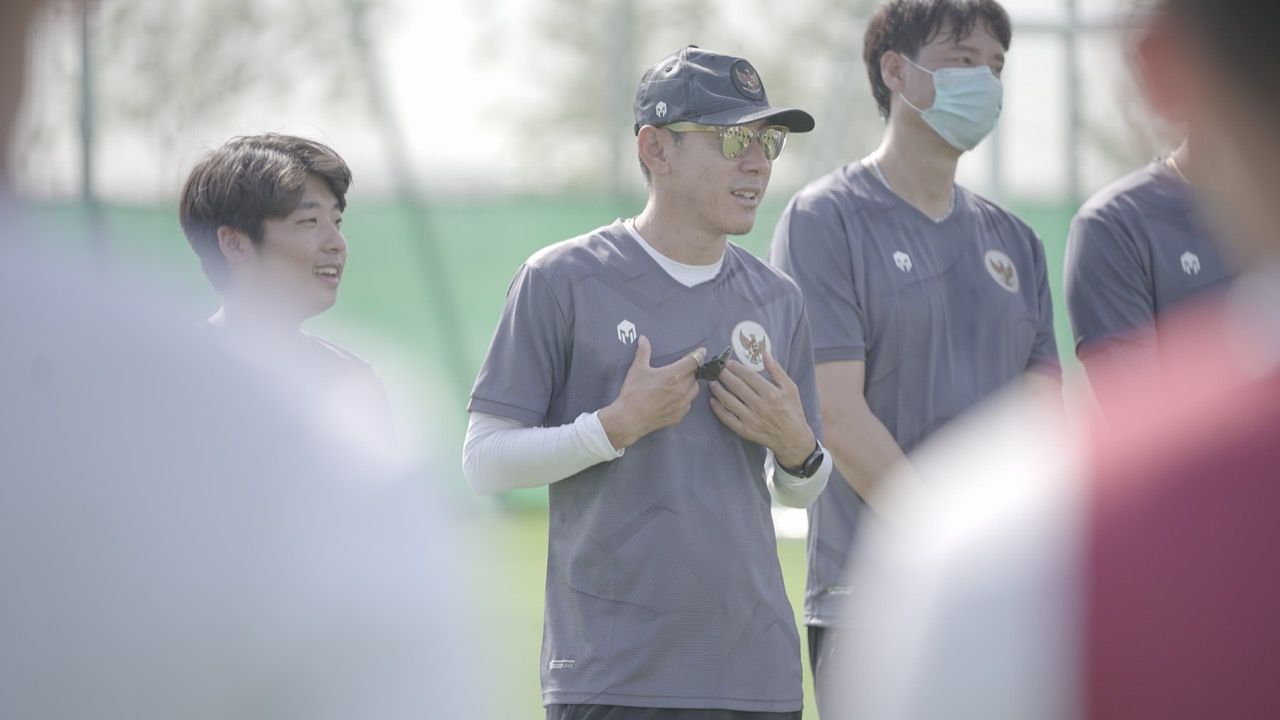 Pelatih timnas Indonesia, Shin Tae-yong (kaca mata) pada pemusatan latihan di Dubai, Uni Emirat Arab (UEA), Mei 2021.