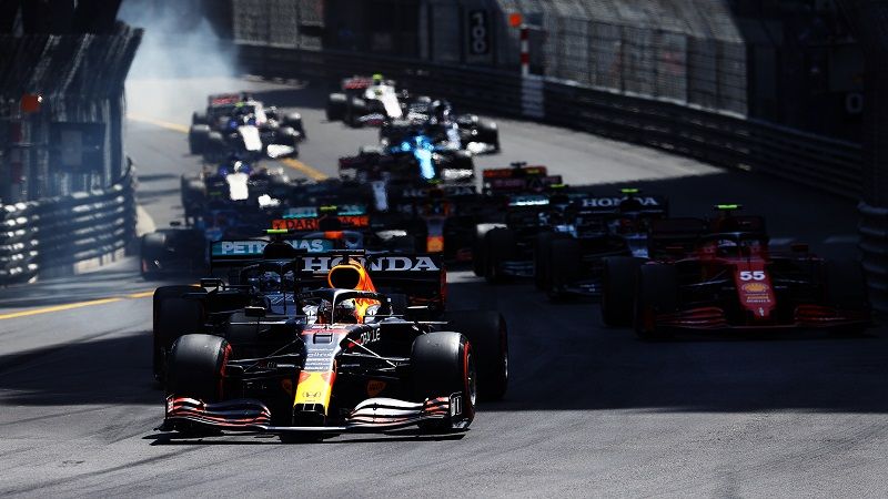 Max Verstappen (Red Bull Racing) sesaat setelah melakukan start pada balapan F1 GP Monako 2021 yang digelar di Sirkuit Jalan Raya Monte Carlo pada Minggu (23/5/2021).