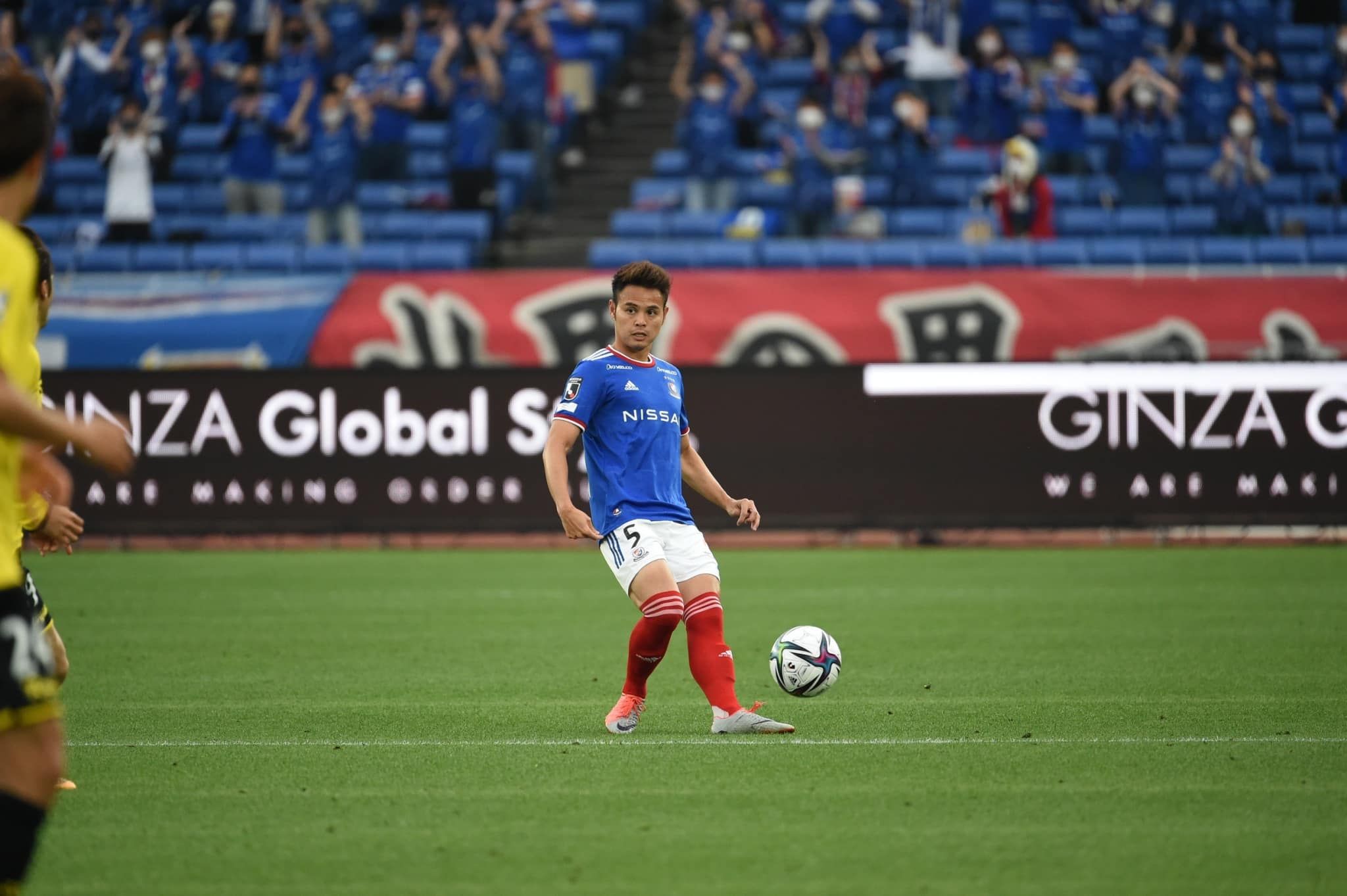 Theerathon Bunmathan saat membela Yokohama F. Marinos menghadapi Kashiwa Reysol pada pekan ke-15 Meiji Yasuda J1 League.