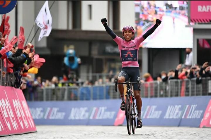 Egan Bernal (Ineos Granadiers) saat melintasi garis finis etape 16 Giro d'Italia 2021, 24 Mei 2021. 