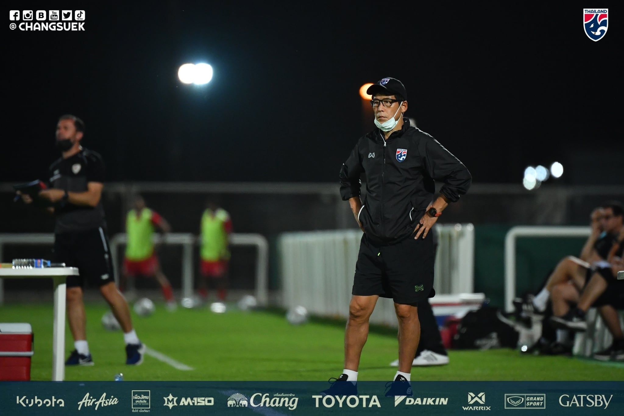 Pelatih timnas Thailand asal Jepang, Akira Nishino tampak tegang menyaksikan anak asuhnya bersua timnas Oman dalam laga persahabatan di Dubai, 25 Mei 2021.