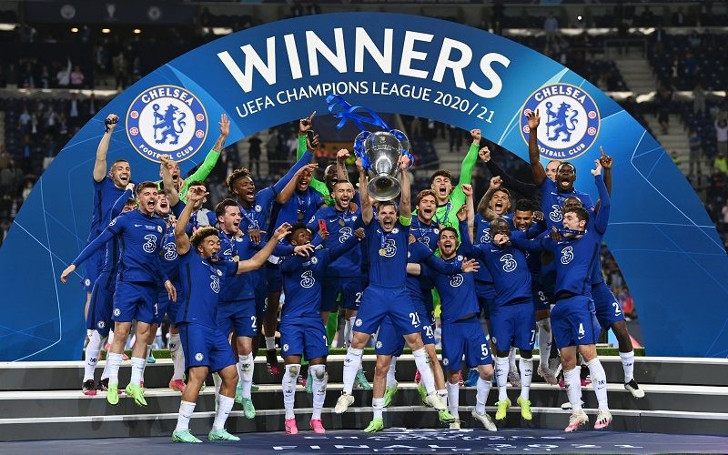 Para pemain Chelsea mengangkat trofi Liga Champions setelah mengalahkan Manchester City 1-0 di final, Minggu (30/5/2021) dini hari WIB.