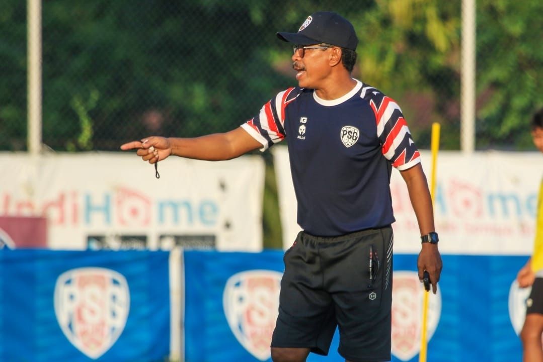 Pelatih PSG Pati Ibnu Grahan saat memberikan instruksi, 2021.