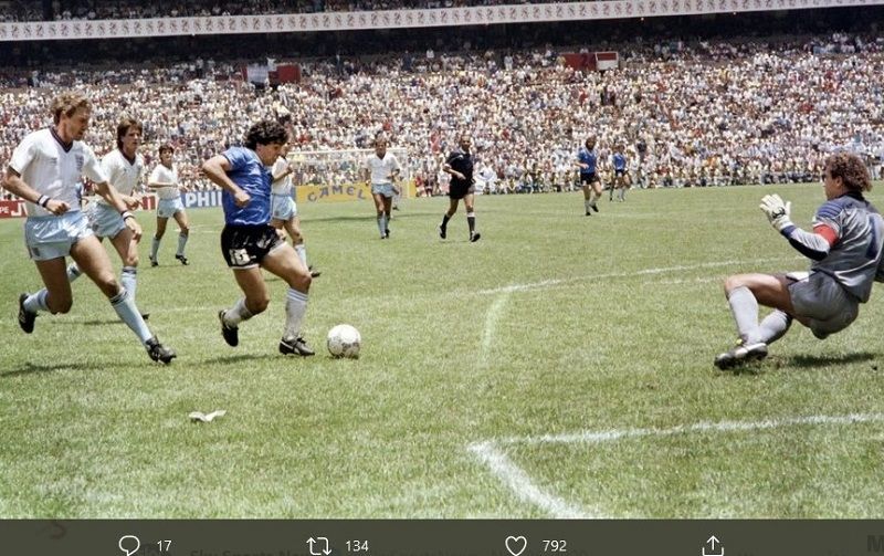 Diego Maradona (keempat dari kiri) ketika menggiring bola ke arah kiper Peter Shilton dalam perempat final Piala Dunia 1986.