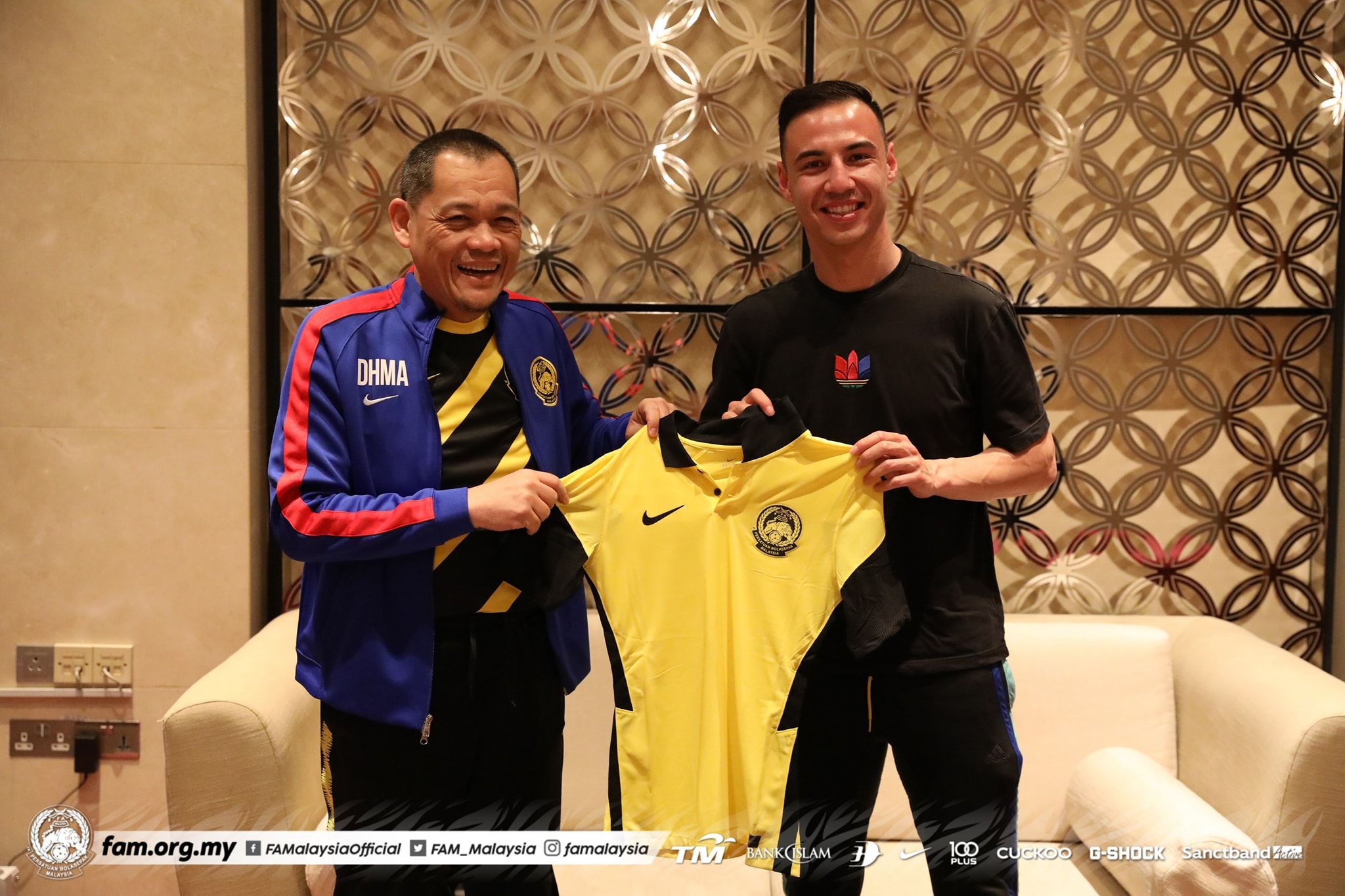 Bek kanan Dion Cools saat diperkenalkan oleh Presiden FAM, Datuk Hamidin Mohd Amin (kiri) secara resmi sebagai pemain timnas Malaysia di Dubai pada 1 Juni 2021.