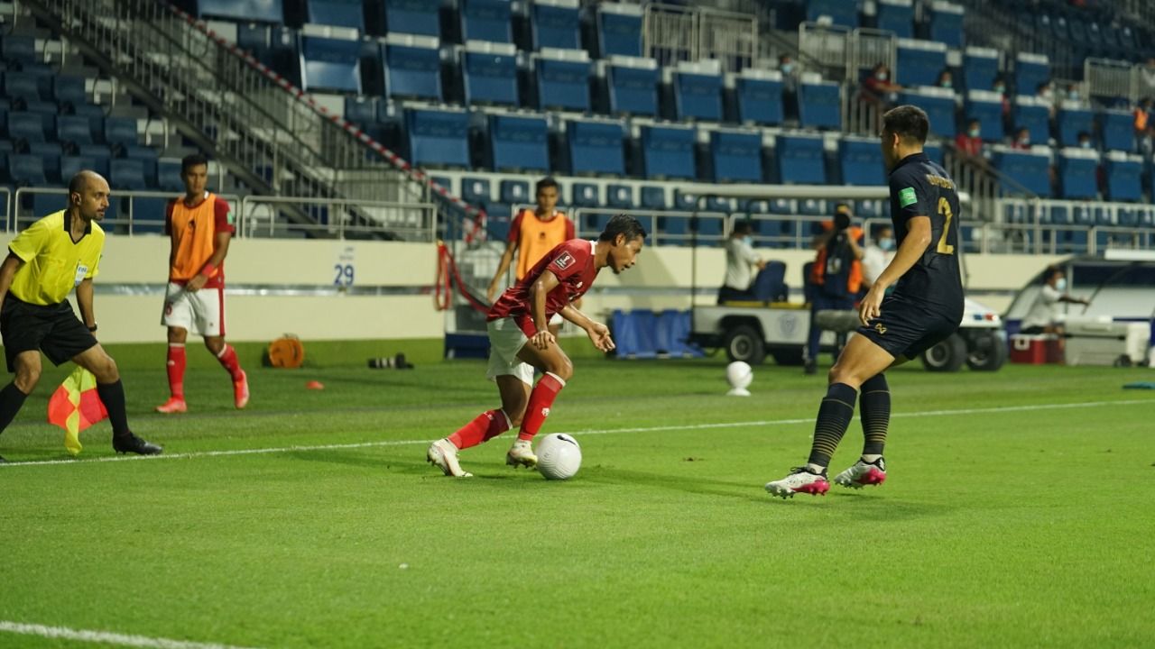 Evan Dimas Darmono saat berusaha melewati pemain Thailand Suphan Thongsong dalam lanjutan Grup G Kualifikasi Piala Dunia 2022, 3 Juni 2021.