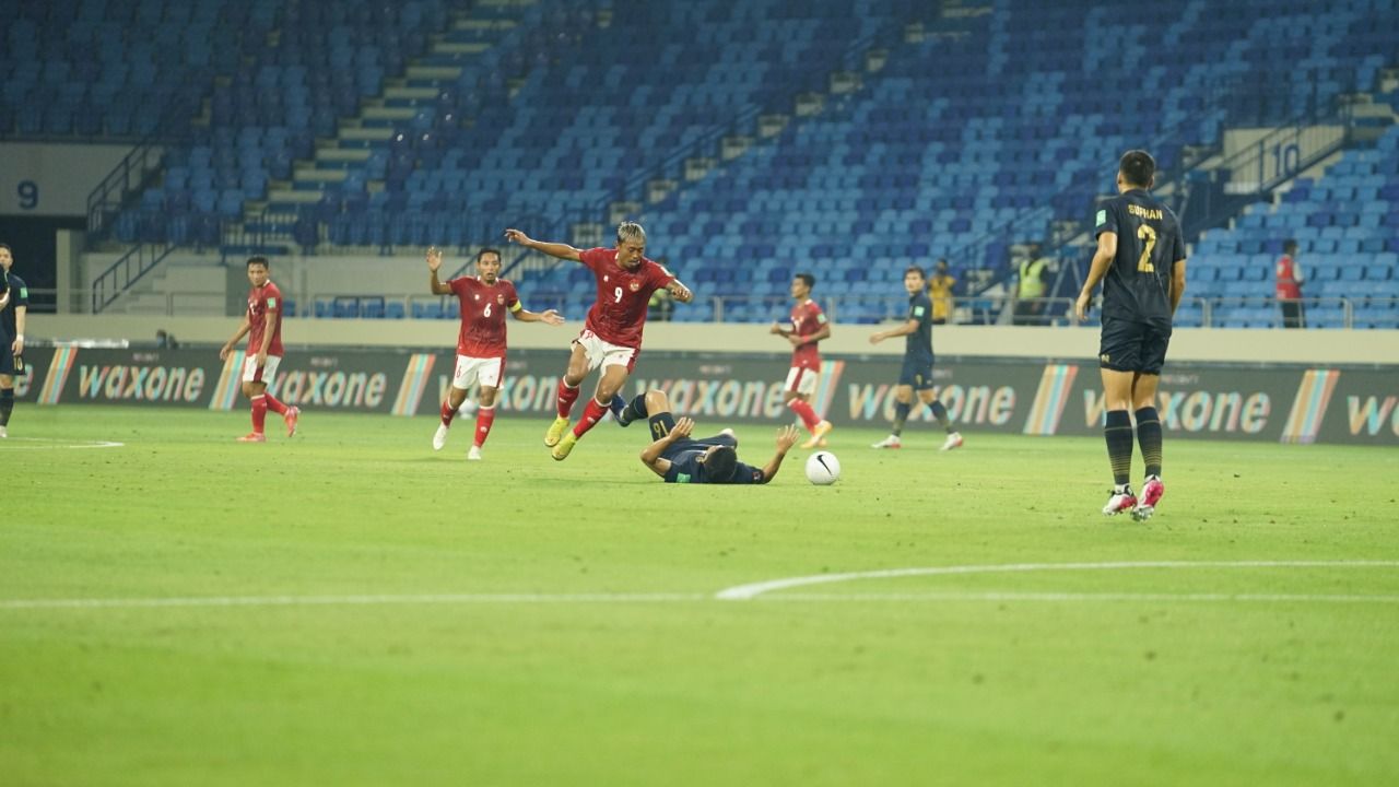 Aksi striker timnas Indonesia, Kushedya Hari Yudo, dalam laga melawan Thailand pada lanjutan Grup G Kualifikasi Piala Dunia 2022, 3 Juni 2021.