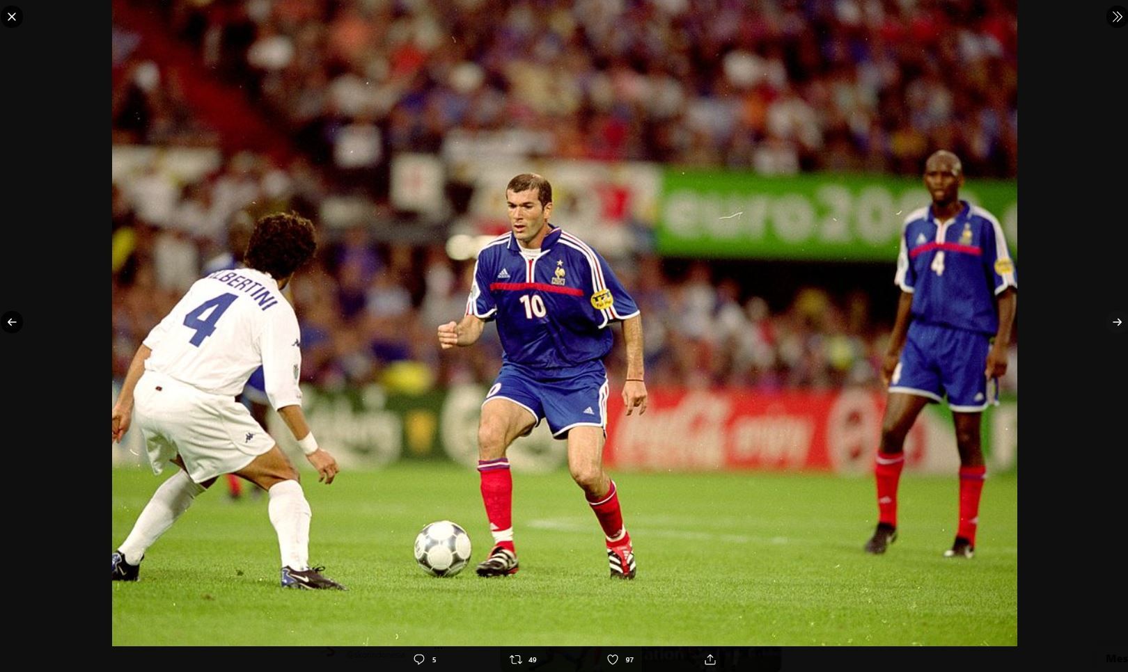Zinedine Zidane (tengah) saat tampil pada ajang Piala Eropa 2000 (Euro 2000).
