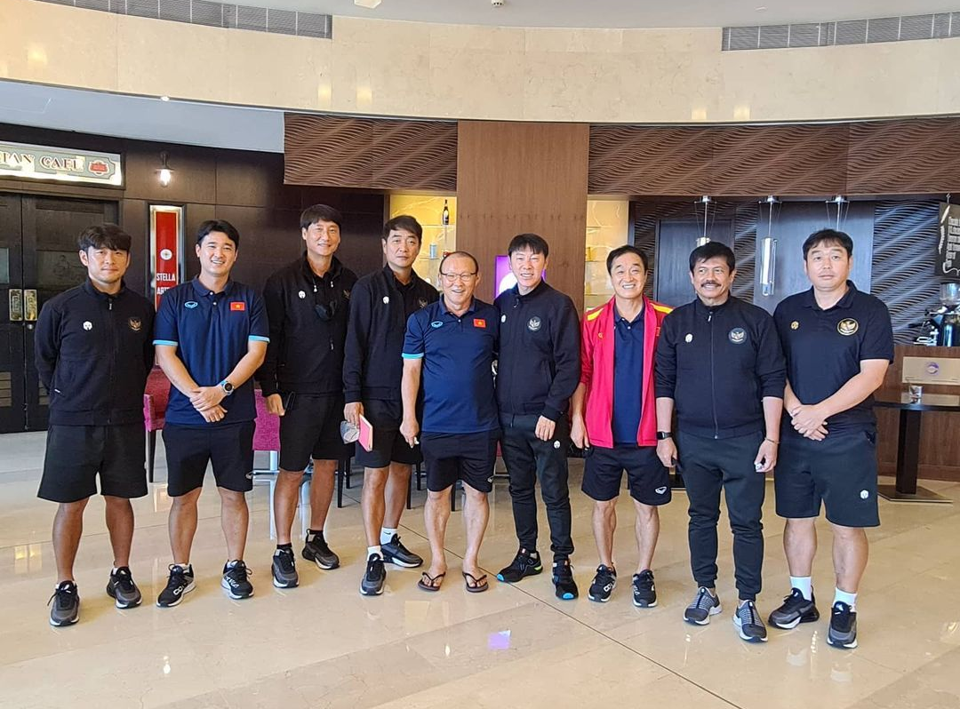 Pelatih timnas Indonesia, Shin Tae-yong (keempat dari kanan) bersama jajarannya bertemu dengan pelatih timnas Vietnam, Park Hang-seo (tengah) beserta jajarannya di Dubai, Uni Emirat Arab, Juni 2021.